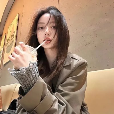 她在这里
